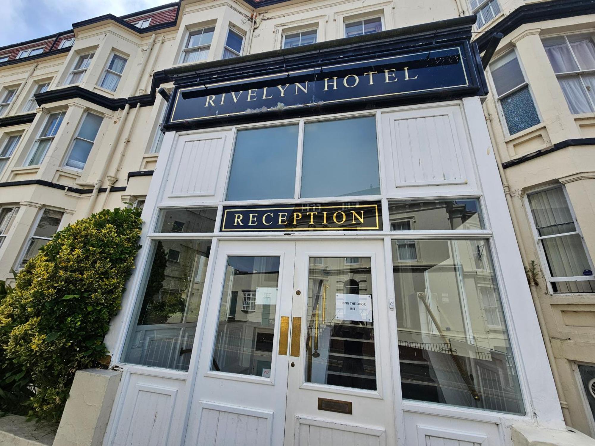 Rivelyn Bar & Restaurant