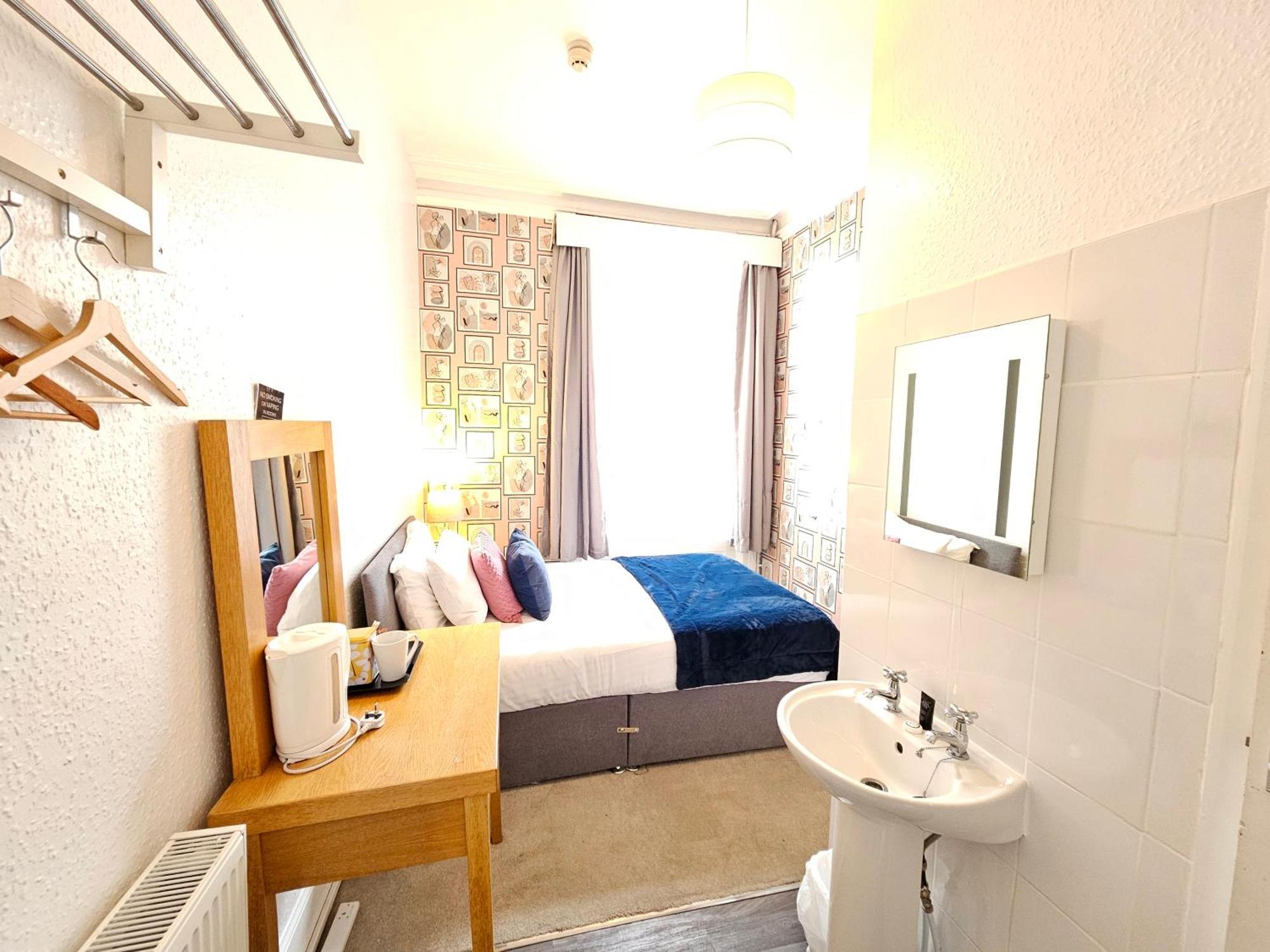 Rivelyn Bar & Restaurant Hotel